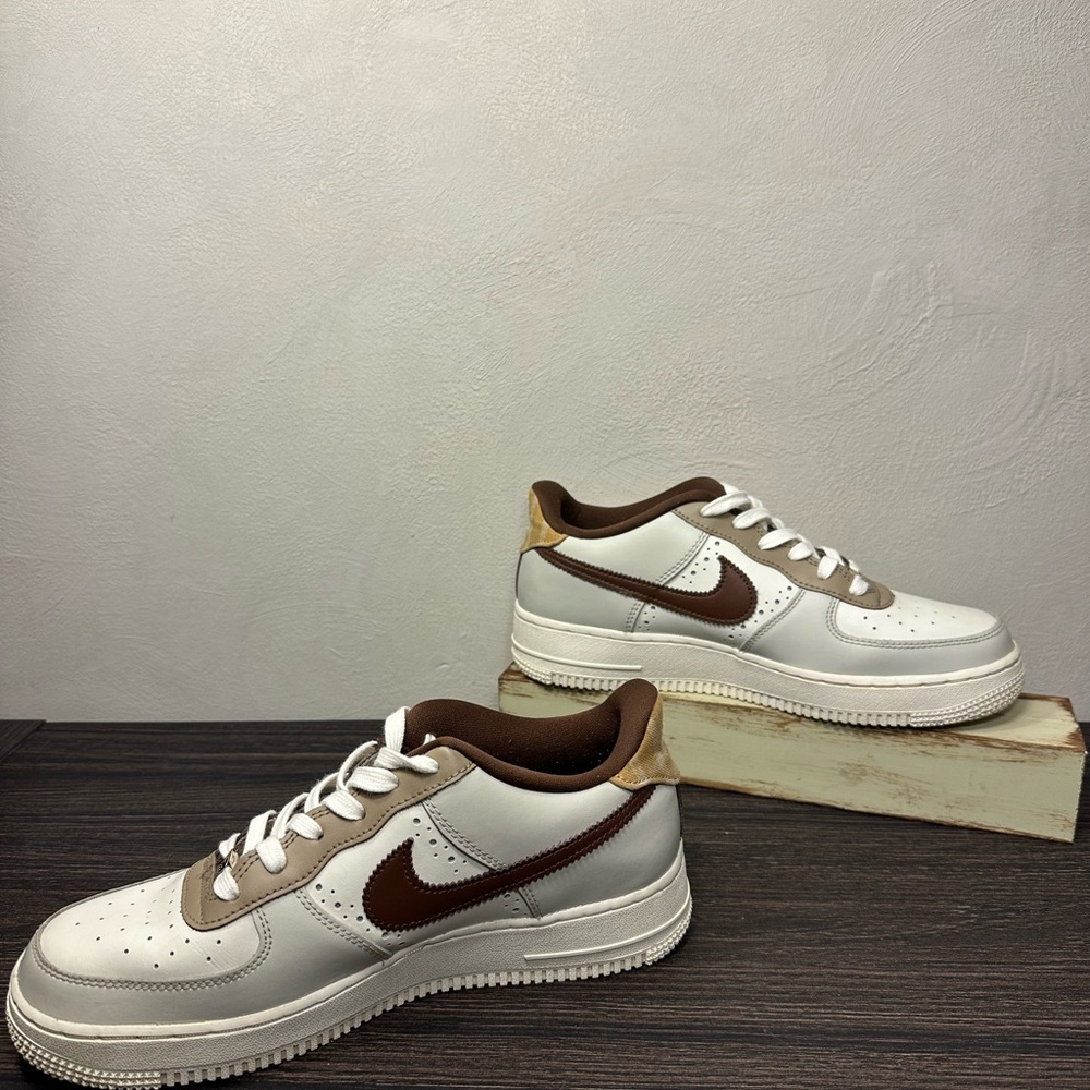 NIKE AIR FORCE 1 CACAO WOW SAIL KHAKI SNEAKERS; SIZE Youth 7 (women 8.5) - Picture 5 of 16